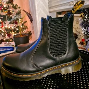 Black Dr. Martens chealsea boot